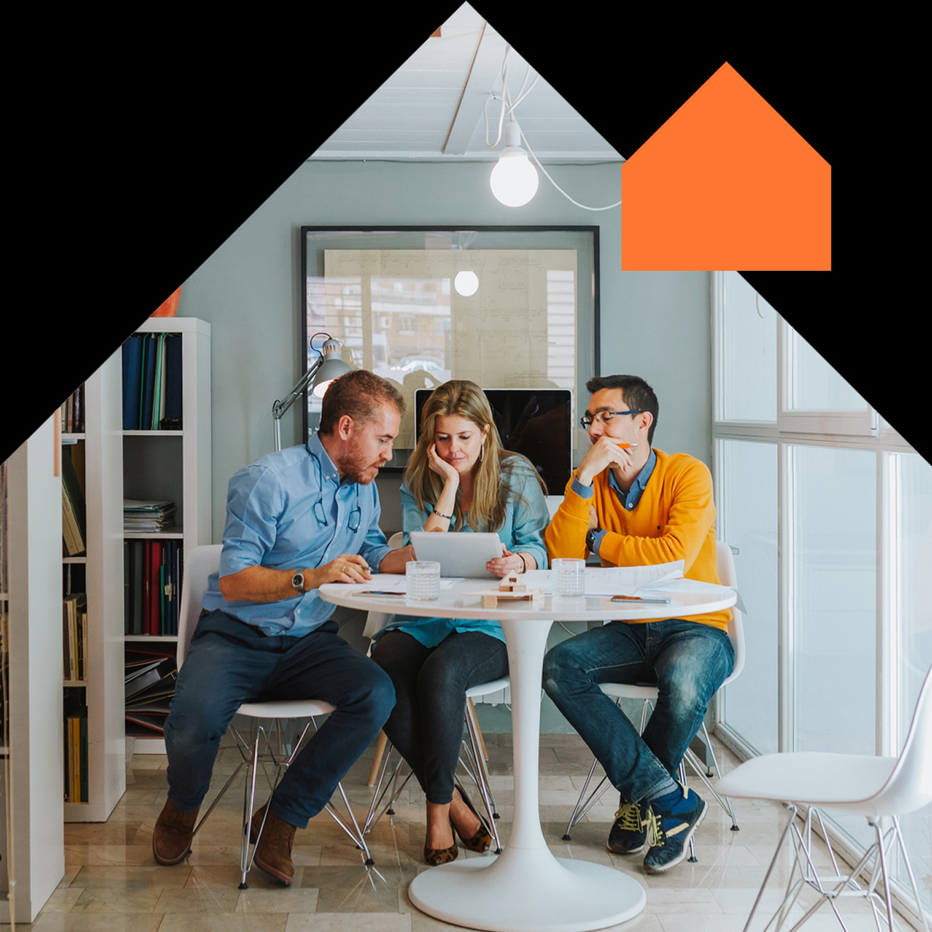 Siedziący ludzie przy stole